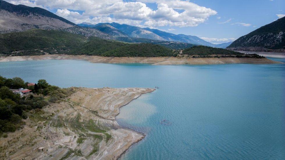 H λίμνη του Μόρνου, που υδροδοτεί την Αττική, με πολύ πεσμένη τη στάθμη του νερού